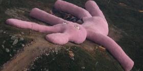 巨型粉色兔子消失了